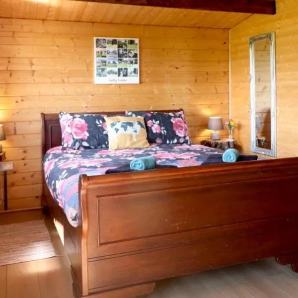 Country Bumpkin - Romantic Couples stay in Oakhill Cabin, hotel v destinaci Oakhill