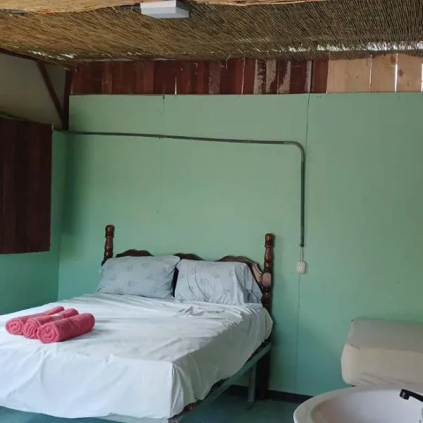 Árbol de mayo, hotel v destinaci Jiménez