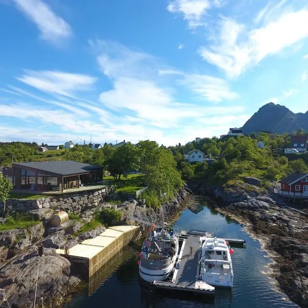 Waterfront Villa with Private Dock in Lofoten, hotel a Moskenes