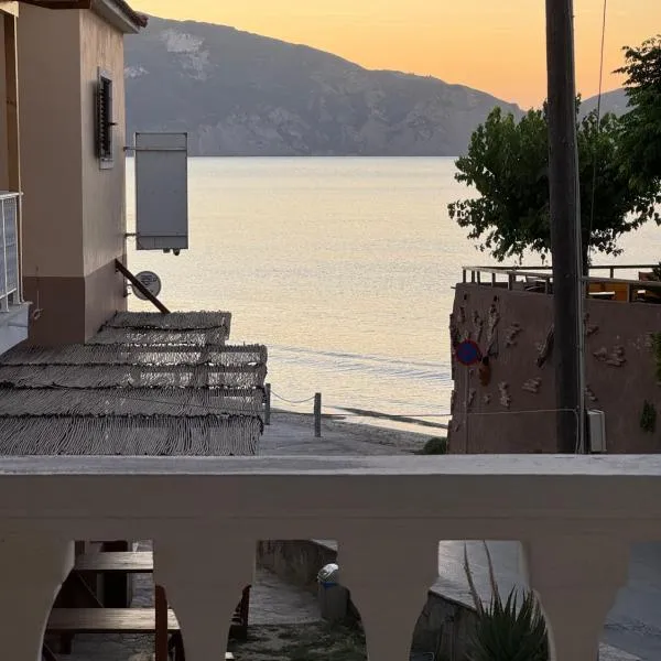 Dennis L studios、ラガナスのホテル