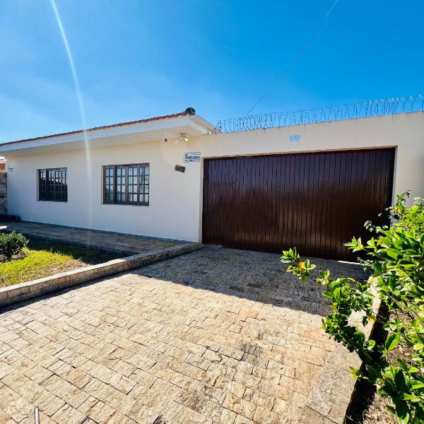 Casa Vintage 5 Quartos, Gramado frente e fundos , Roupas de cama completo , 4 Garagens, 9 camas