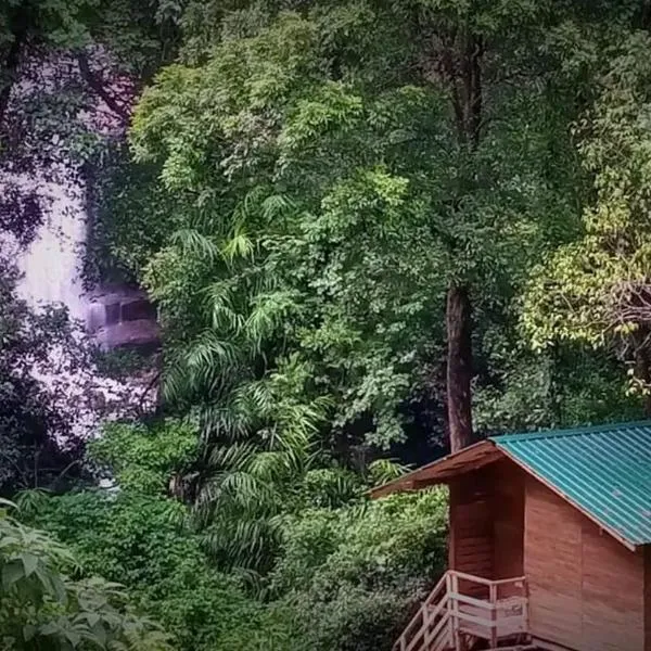 Knuckles Backpackers Hut with waterfall view, hotel v destinaci Kaduwela