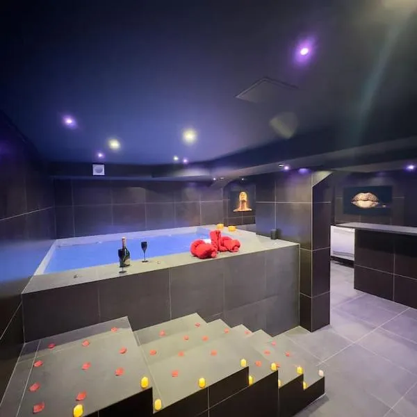 Duplex Love Room avec Jacuzzi - table massage, hotel a LʼEscarène