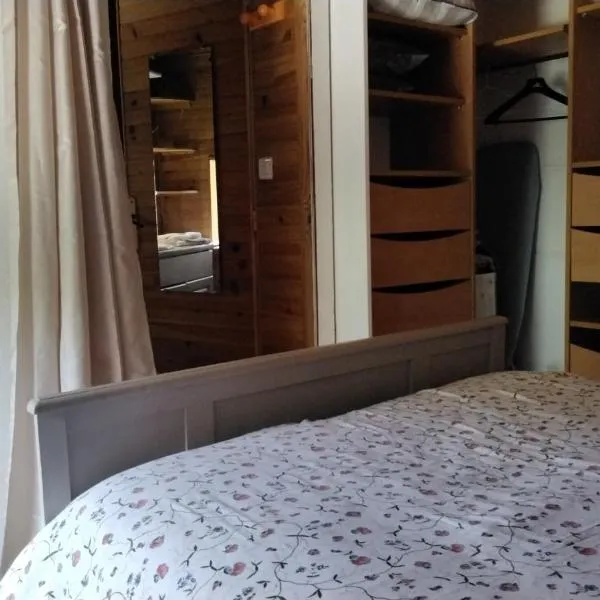 Cabanon 50m2, hotel v destinaci Méounes-lès-Montrieux