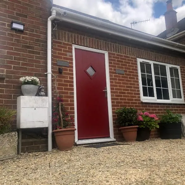 Entire guest suite with gated property, hotel in Broad Blunsdon