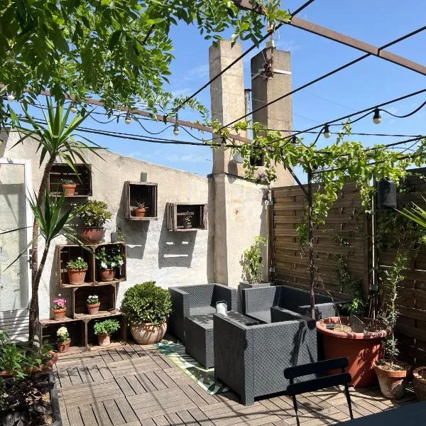 Chambre indépendante avec SDB-Terrasse privative. Centre ville, hotel in Nîmes