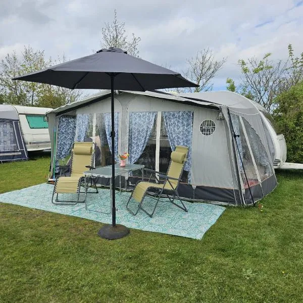 Caravan met voortent en bijzettentje, hotel v destinaci Petten