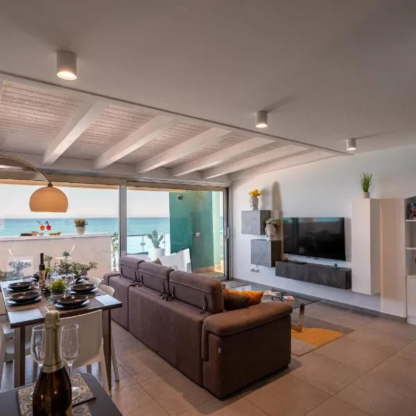 "I MORI LUXORY APARTMENTS" - Attico mansardato con incantevole vista mare, hotel v destinácii SantʼAgata di Militello