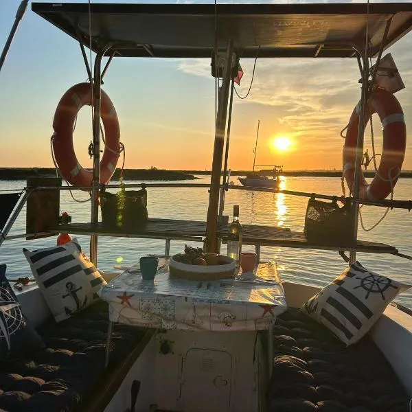 Houseboat - Faro in Ria Formosa، فندق في فارو