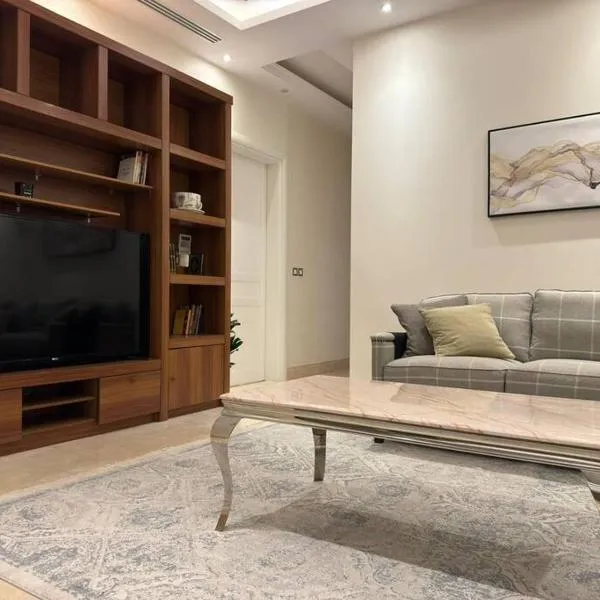 فيلا أنيقة دور أرضي بمدخل خاص وفناء خارجي, hotel in Riyadh