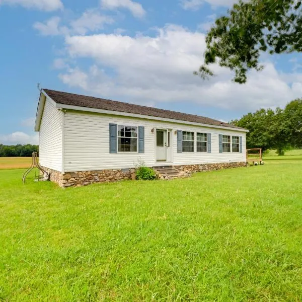 Warm and Inviting Family Home - 2 Mi to Golf Course!, hotel en McEwen