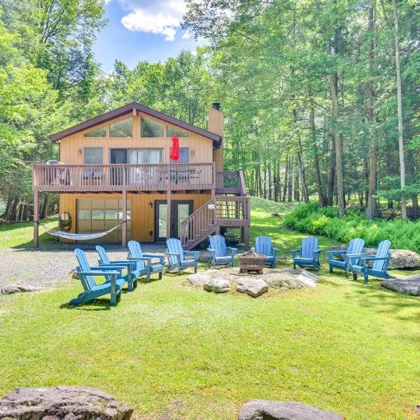 Secluded Family Cabin with Fire Pit in Lake Ariel!, hotel i Lake Ariel