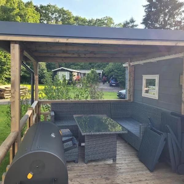 Chalet bij Lente van Drenthe nabij meer, ξενοδοχείο σε Gasselte