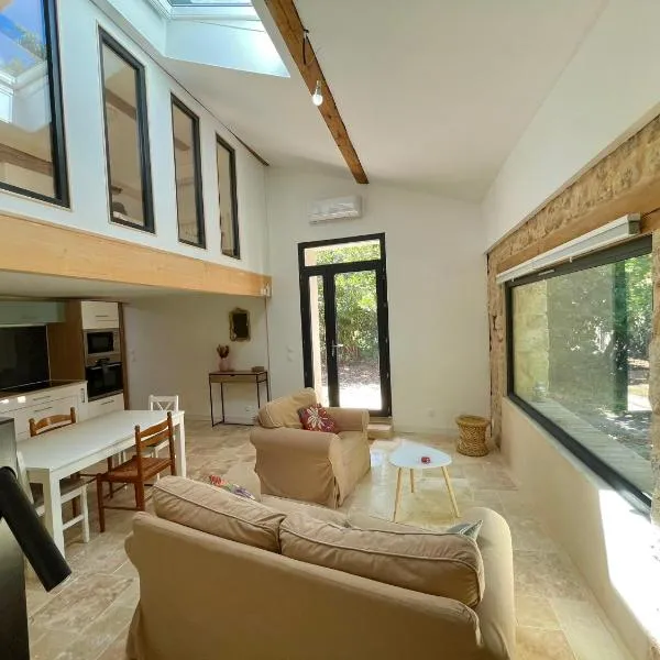 Grange rénovée, jardin privé et piscine partagée – hotel w mieście Poussan