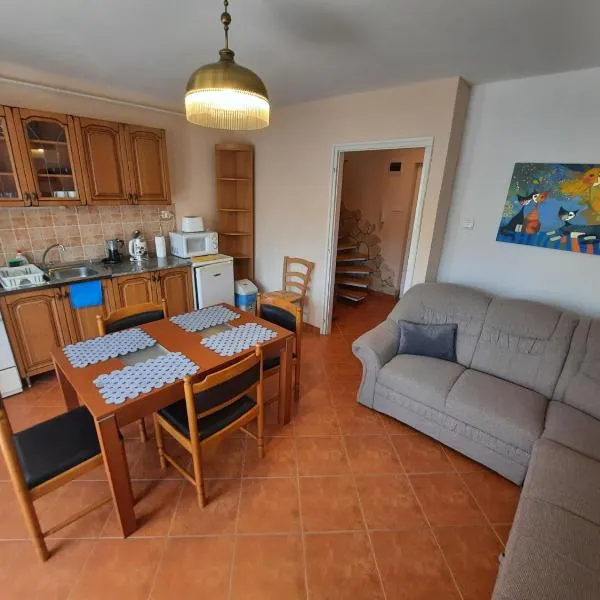Zöld Béka Apartmanok Kölcsey III, hotel in Hajdúszoboszló