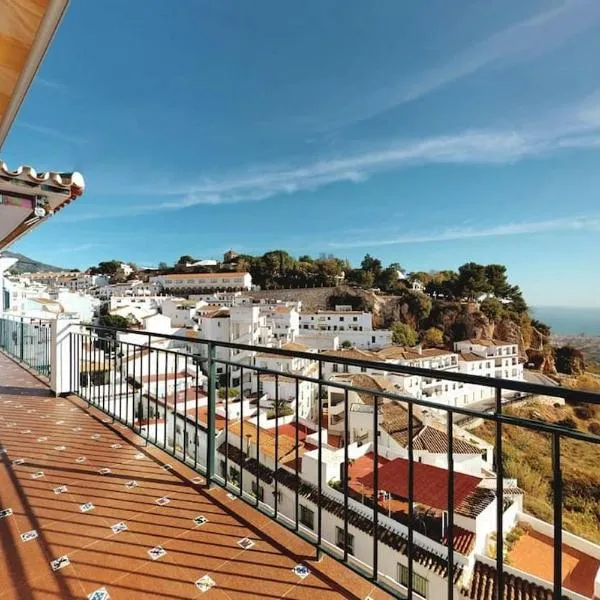 4br Andalusian penthouse w pool & spectacular view, hotel en Mijas