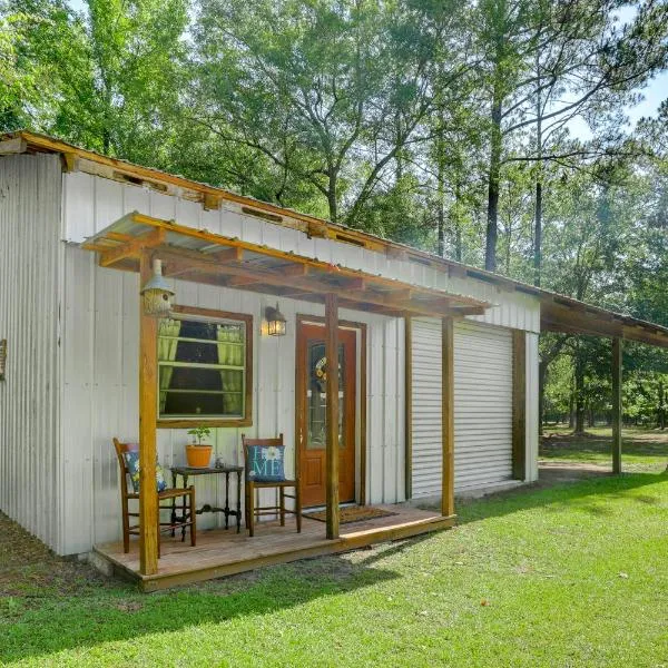 Lake Butler Cabin on 5 Acres w/ Fire Pit!, hotel in Lake Butler