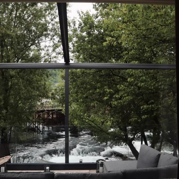Waterfall Glamping Cabin, hotel en Bihać