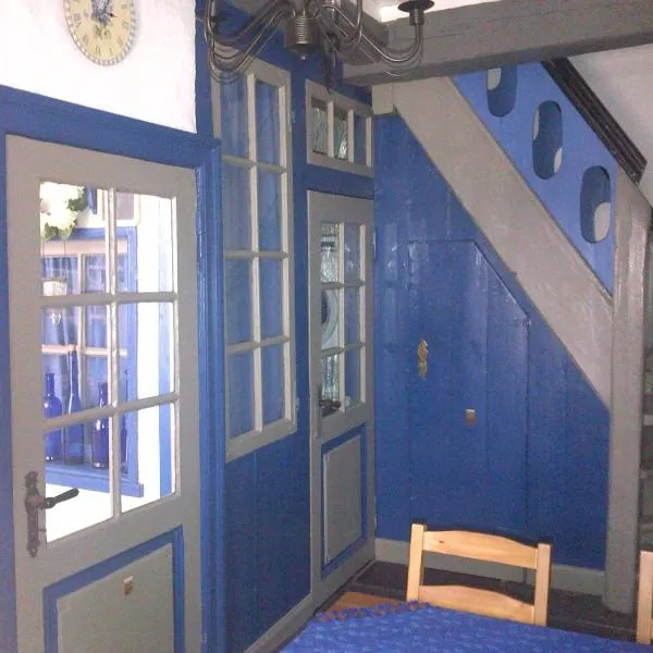 Kulturdenkmal 60 m2 HISTORISCHES BALKENHÄUSCHEN von 1749, hotel in Lübeck