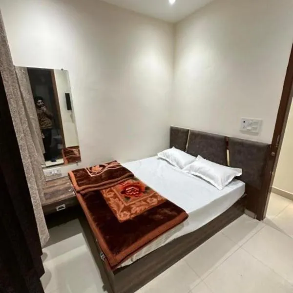Crysta guest house, hotel in Amritsar