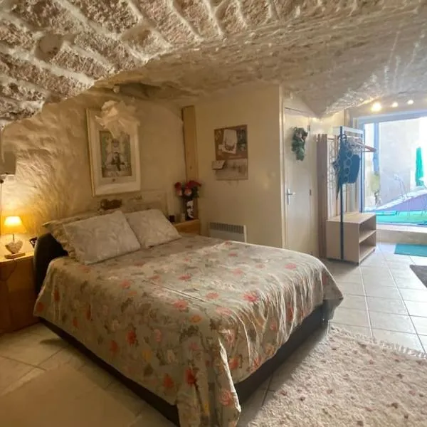 Cave de charme 18ème siècle, hotel en Pignan