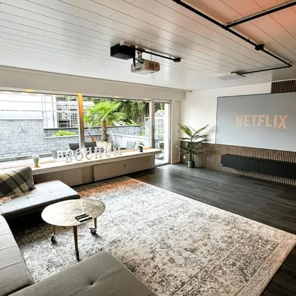 Geräumiges Apartment mit XXL Leinwand I Parkplatz I WiFi, hotel v destinaci Bochum