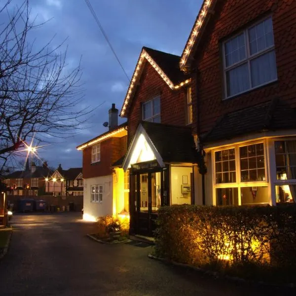 Corner House Hotel Gatwick with Holiday Parking, hotelli Horleyssä