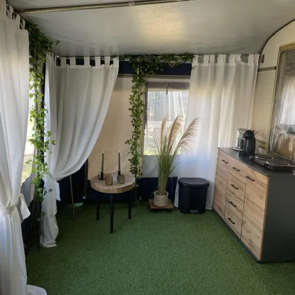 Przyczepa Kempingowa z Klimatyzacją, hotel v destinaci Jastarnia