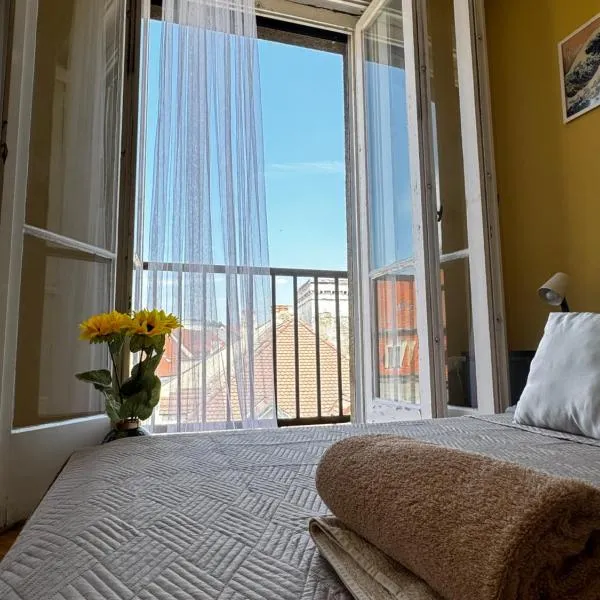 Extralarge Queen Room in the Heart of Bratislava with Terrace, hotel in Bratislava