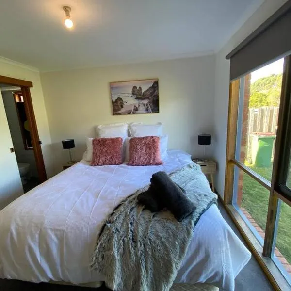 4 bedroom 2 bath renovated with spa king bed and free arcade games sleeps 10, hotel in Portland