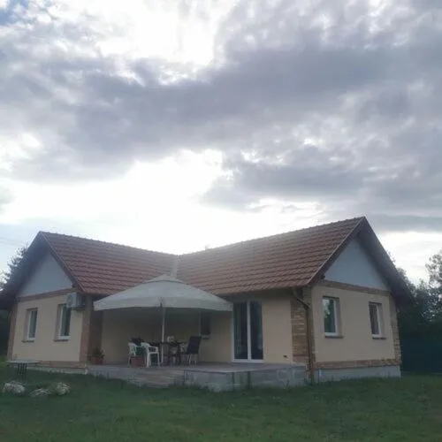 Vöröstölgy Vendégház، فندق في ازترغوم