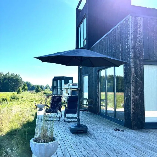 AITVARU TERASOS apartamentai pirmame aukšte su terasa į kanalą, hotel v destinaci Svenele