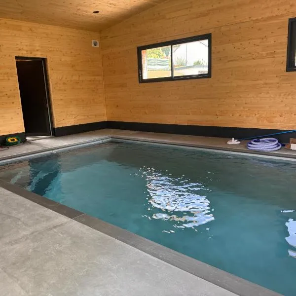 L'Antre de Kergoff - Piscine intérieure chauffé et Accès Lac, hotel v mestu Caurel