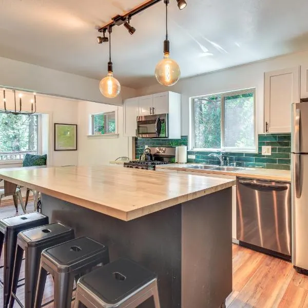 Cozy Retreat with Deck about 2 Mi to Pinecrest Lake!, hotel v destinaci Strawberry