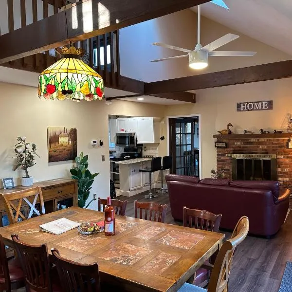 WOW!! Ultimate Pocono Retreat, Hot Tub, Game Room, Deck, Lakes, Skiing, Pools, hotel v destinaci Long Pond