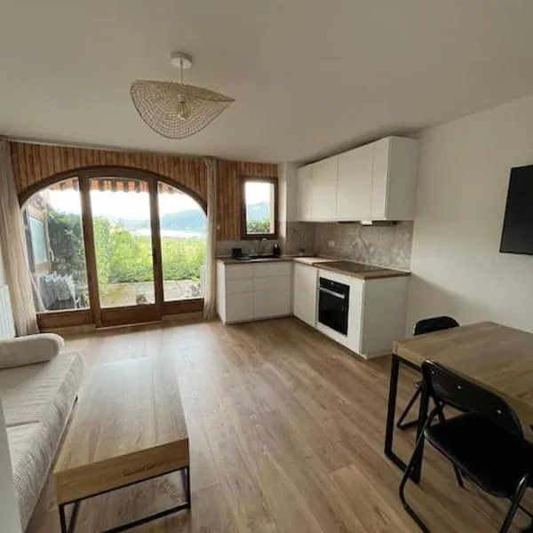 Appartement avec vue sur le lac, hotel in Saint-Sauveur