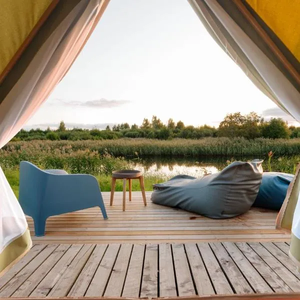 Glamping Pop-Up Hotel - Fishing Village riverside holiday center, hotel en Pärnu