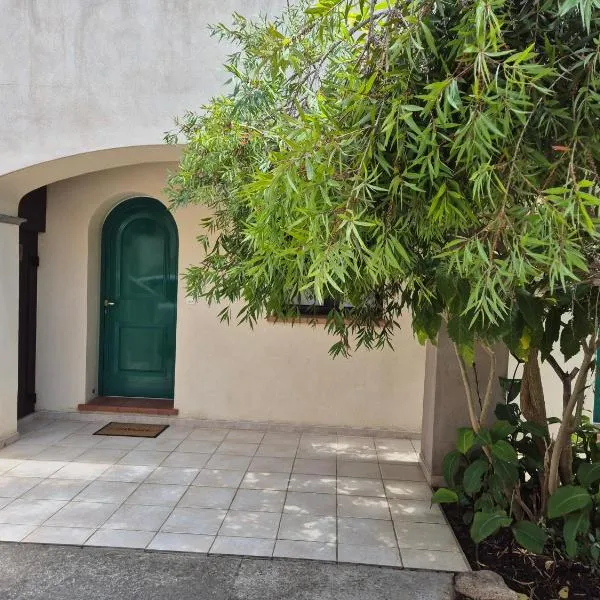 Joli appartement climatisé avec terrasse à moin 10 minutes à pieds de la plage, hotel en Calvi