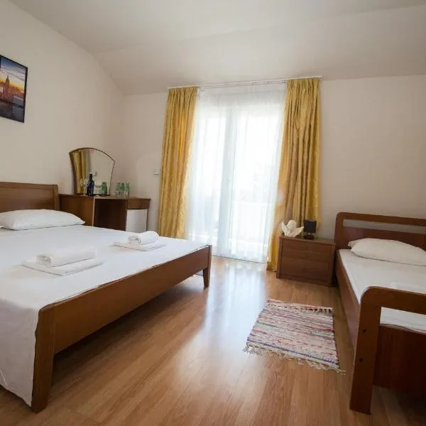 airport rooms Manufaktura, hotel in Kaštela