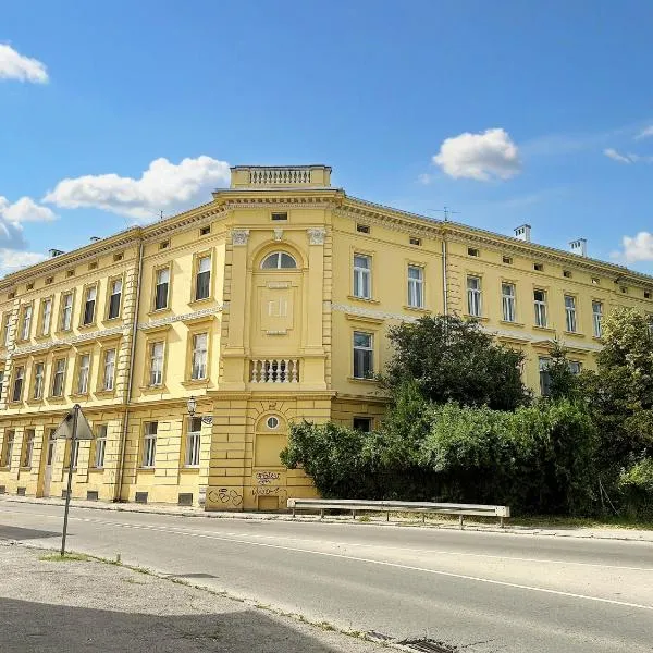Unique family home next to fortress & free parking in Novi Sad, hotel v destinaci Novi Sad