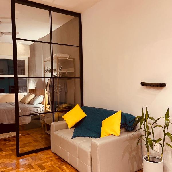 Quadra praia! Loft industrial requintado NOVO para 4 pessoas vizinho COPACABANA PALACE!