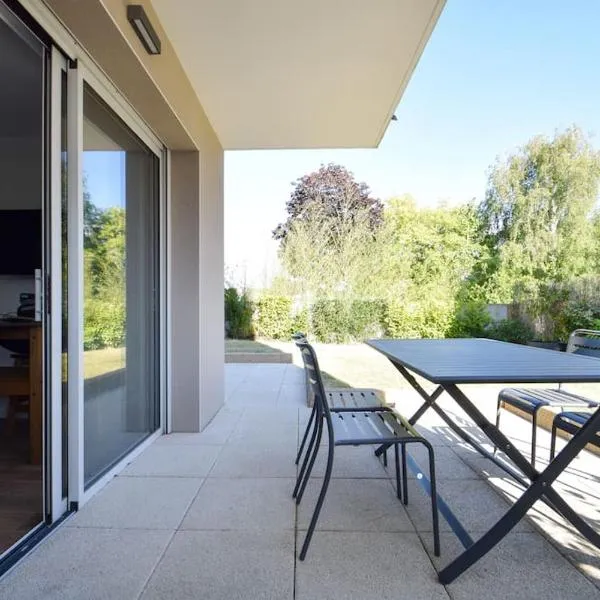 Studio cosy avec terrasse à proximité des plages, hotel in Dinard