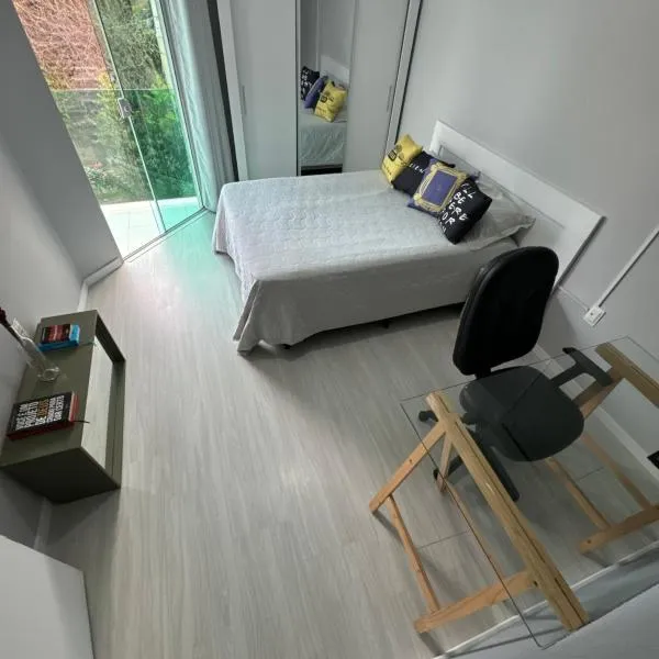 Quarto confortável com TV, AR e sacada vista jardim, hotel v destinaci Florianópolis