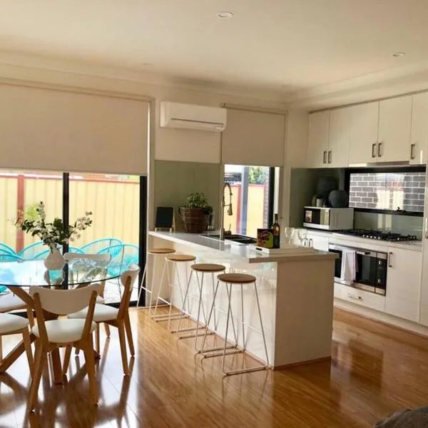 D111 Special Melbourne retreat, хотел в Braybrook