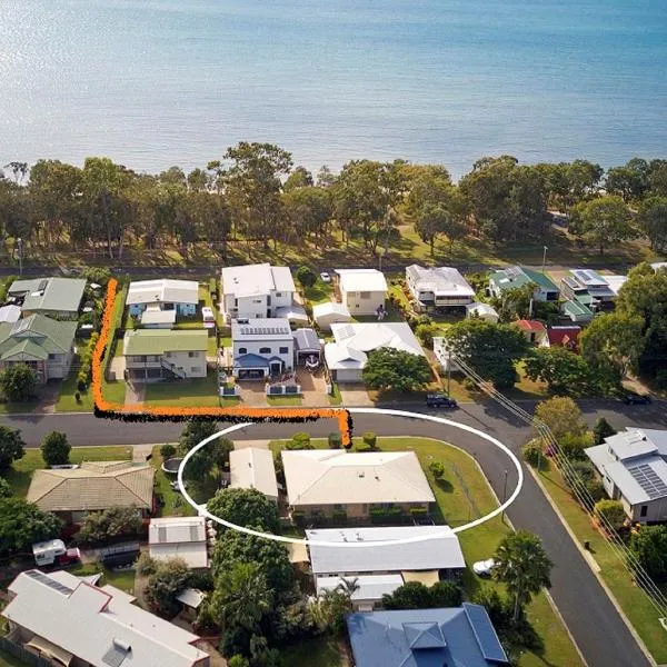 Sandy Paws - Burrum Heads- Walk to Beach -3BR- Aircon-Pool table, hotel in Burrum Heads