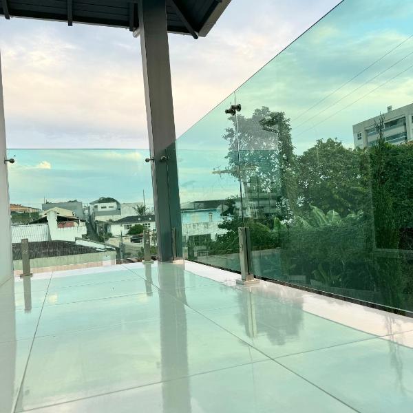 Suíte Conforto com AR, TV e sacada em Florianópolis - Foto 4