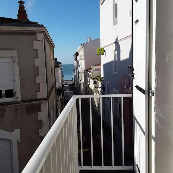 Studio vue mer 1r étage avec balcon, hotel in Les Sables-dʼOlonne