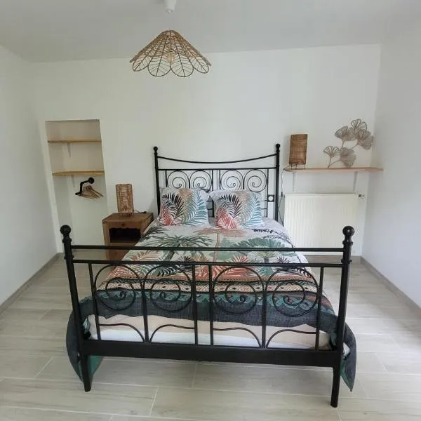 Le Truc en plus, accessibles PMR, appartement 45 m2 mitoyen dans une maison avec un autre appartement, hotel em Guérard