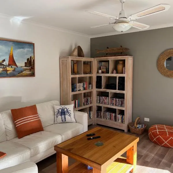 Lazy Sails Port - Pets welcome inside WiFi, hotel in Robe