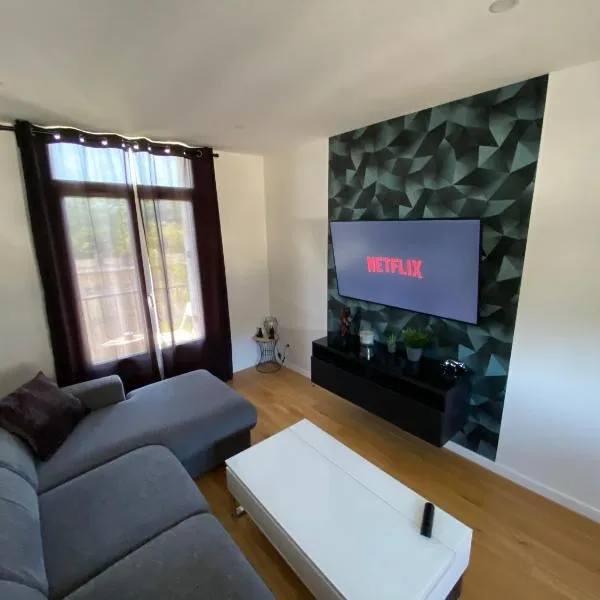 Bel appartement au bord d Yerres, hotel in Yerres